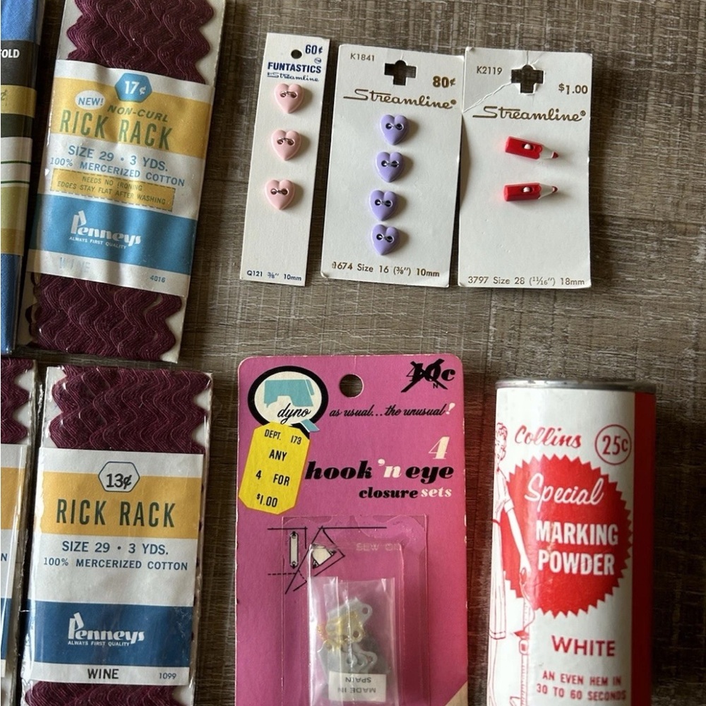 Huge Lot VTG Sewing Buttons Piping Thread Assorted Vogue Dressmaker Book Bundle - Picture 7 of 11
